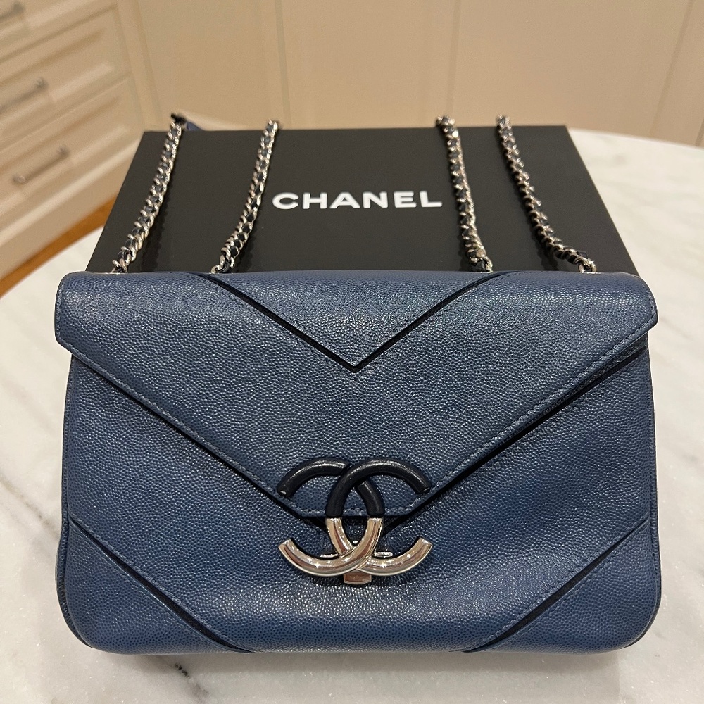 Chanel blue leather bag - Picture 1 of 4
